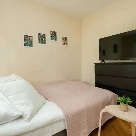 Center With Balcony, Bathub And View By Renters شقة