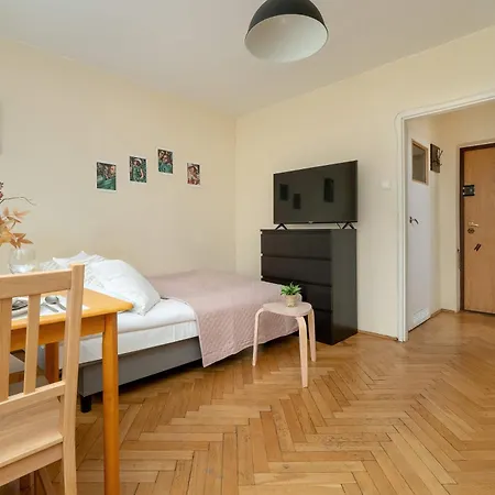 Center With Balcony, Bathub And View By Renters شقة