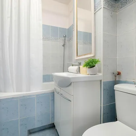 Center With Balcony, Bathub And View By Renters Appartement